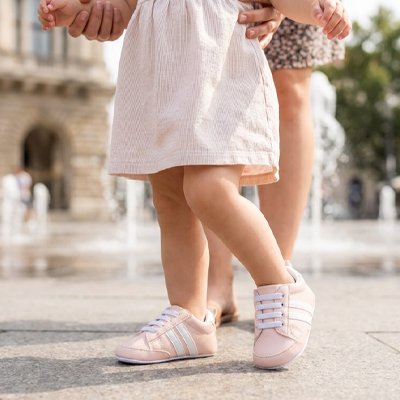 Chaussure bebe  blanc fille qui marche avec maman